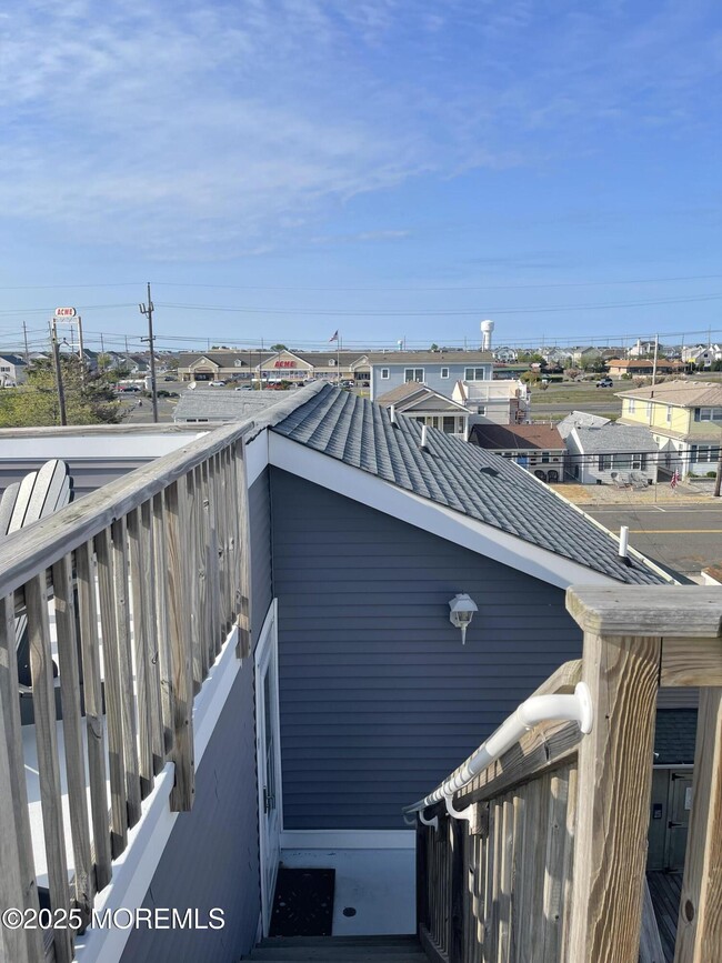 Building Photo - 241 Hiering Ave