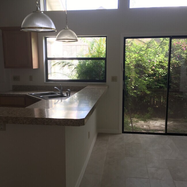 Foto del edificio - Pool home in county club area