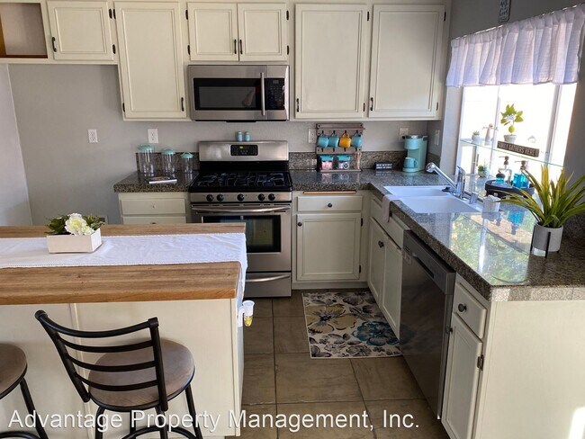 Building Photo - 3 br, 2.5 bath House - 260 Moon Dance