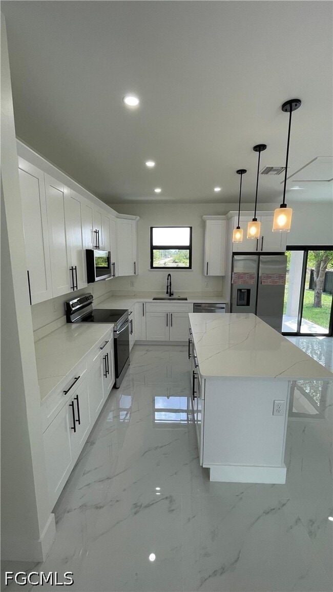 Building Photo - 528 Raintree St E