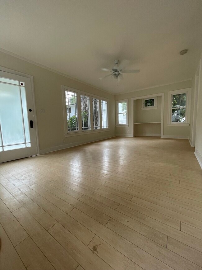 Sala de estar - 1223 N Orange Grove Ave