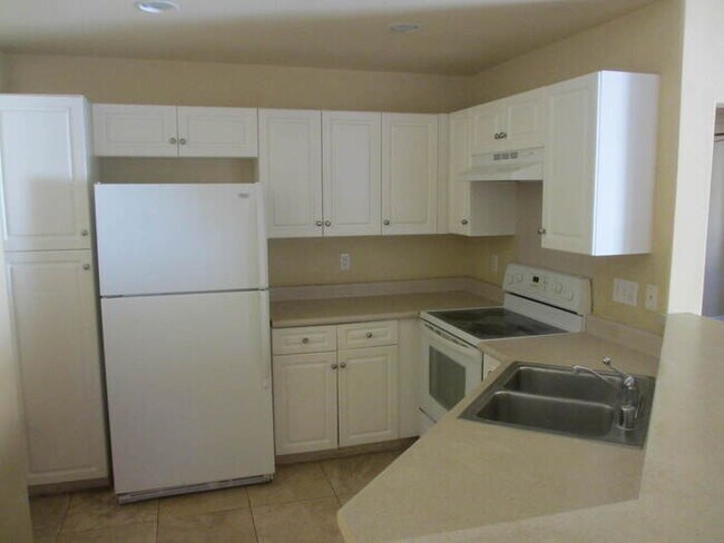 Foto del edificio - Maili-Sea Country: 3 Bdrm 2 Bath House w/ ...