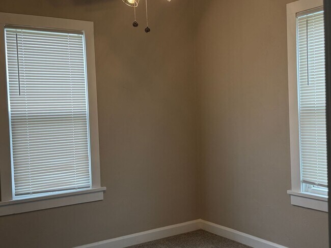 Foto del edificio - Adorable 3 Bedroom Bungalow...