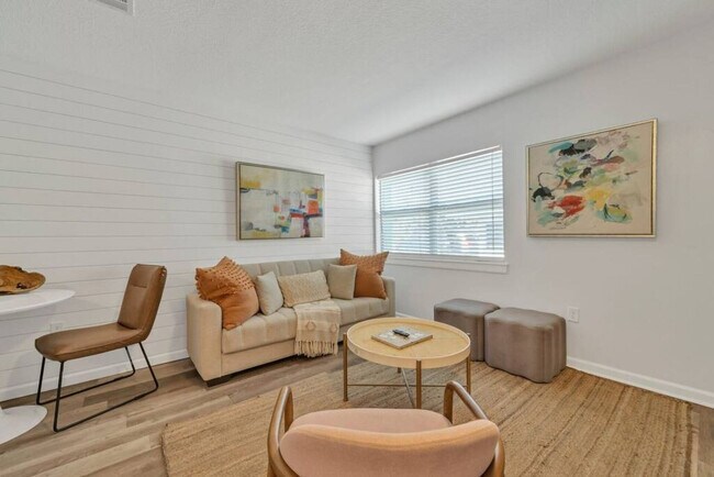 Foto del edificio - 302 Santa Rosa Blvd