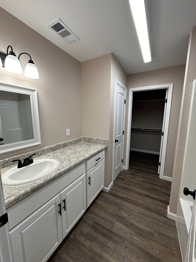 Building Photo - 3 Bed 2 Bath Brick Home with Fenced in Backyard