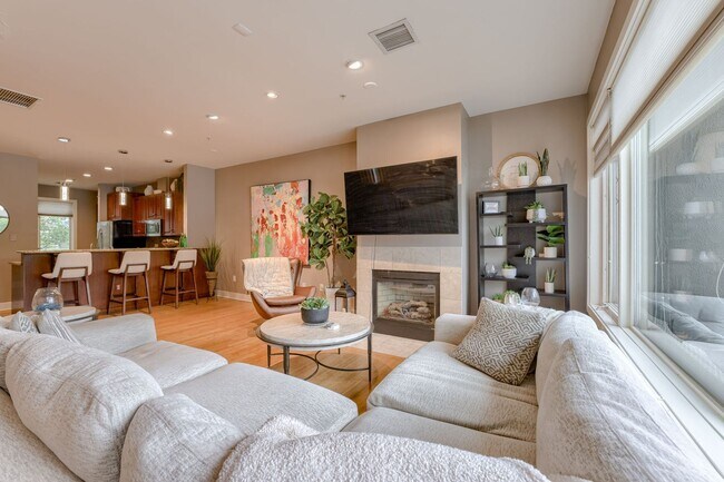 Foto del edificio - Prime Downtown 2-Bedroom Condo Steps from the Old Market!!