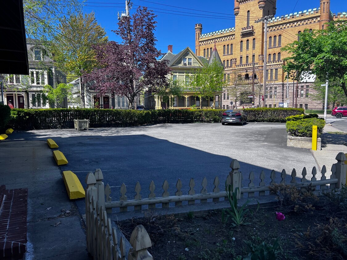 Foto principal - 397 Cranston St