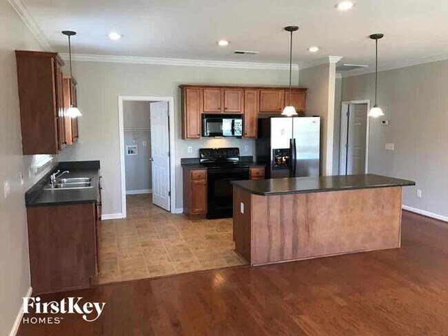 Building Photo - 105 Holland Cir