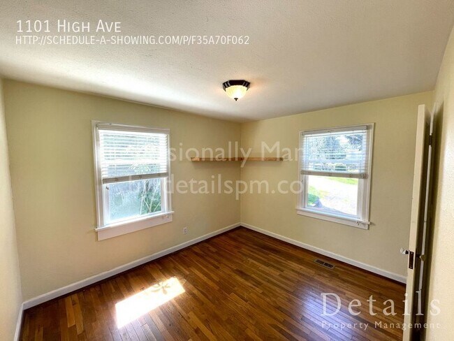 Building Photo - **APPLICATION PENDING** Charming 2BR, 1BA ...