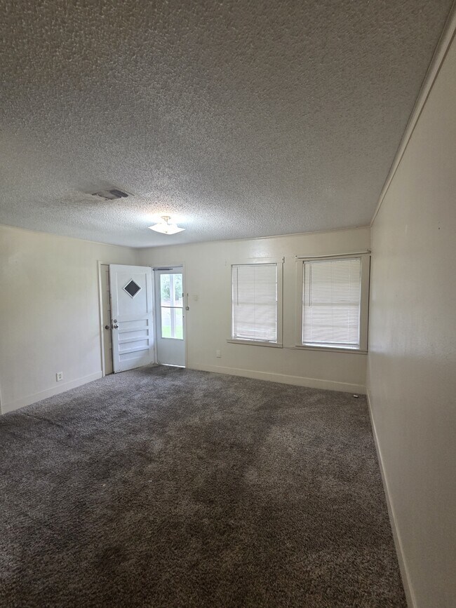 Building Photo - 403 W Dewey Ave