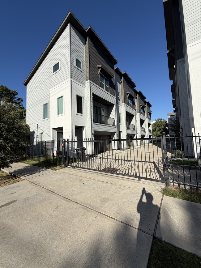 Building Photo - 3038 Live Oak St