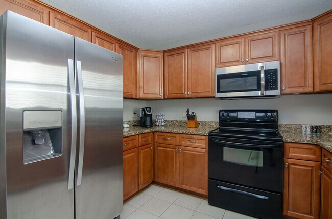 Foto del edificio - Stunning remodeled home in Franklin with a garage