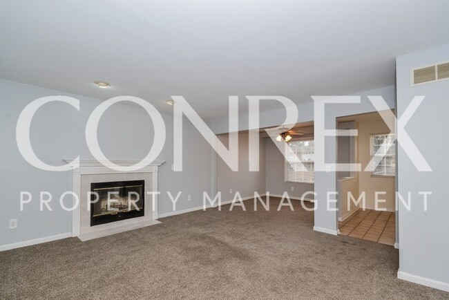Building Photo - Gorgeous 3 Bedroom Home with Fenced Backyard!