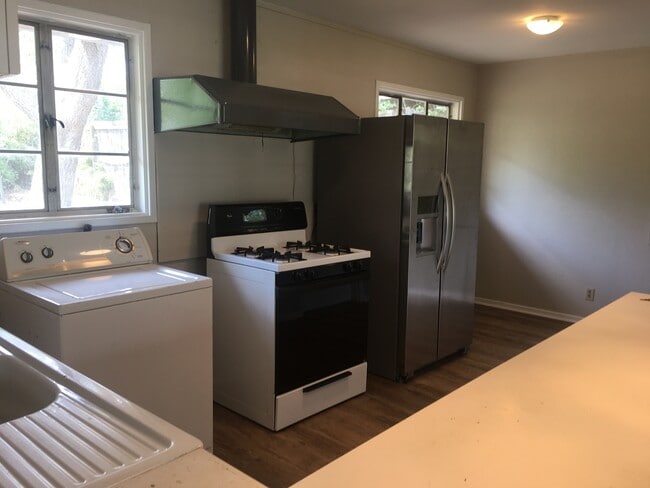 Building Photo - BUNGALOW CLOSE TO ZOLKER PARK