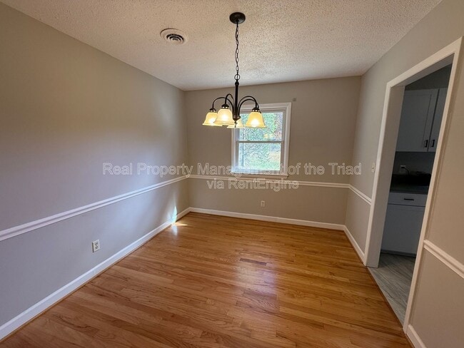 Foto del edificio - 2563 Wood Valley Rd