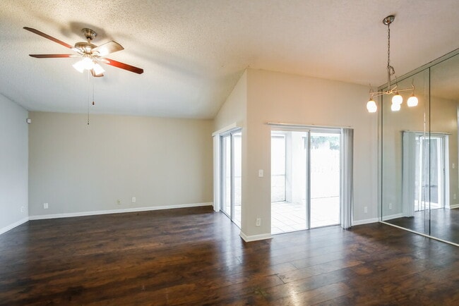 Foto del edificio - 333 W Riverbend Dr