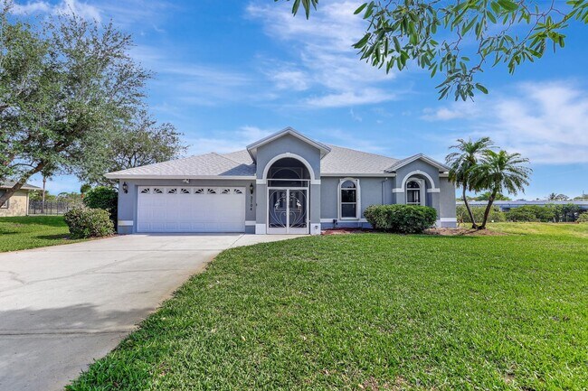 Foto del edificio - A BOATER'S PARADISE WITH THIS STUNNING 3 BEDROOM, 2 BATH WATERFRONT POOL HOME W/DOCK & BOAT LIFT ...