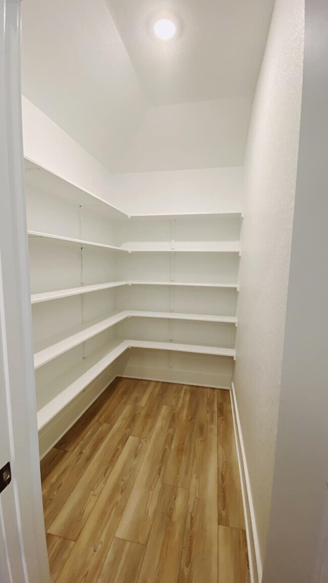 Despensa - 8004 Corrigan Pass