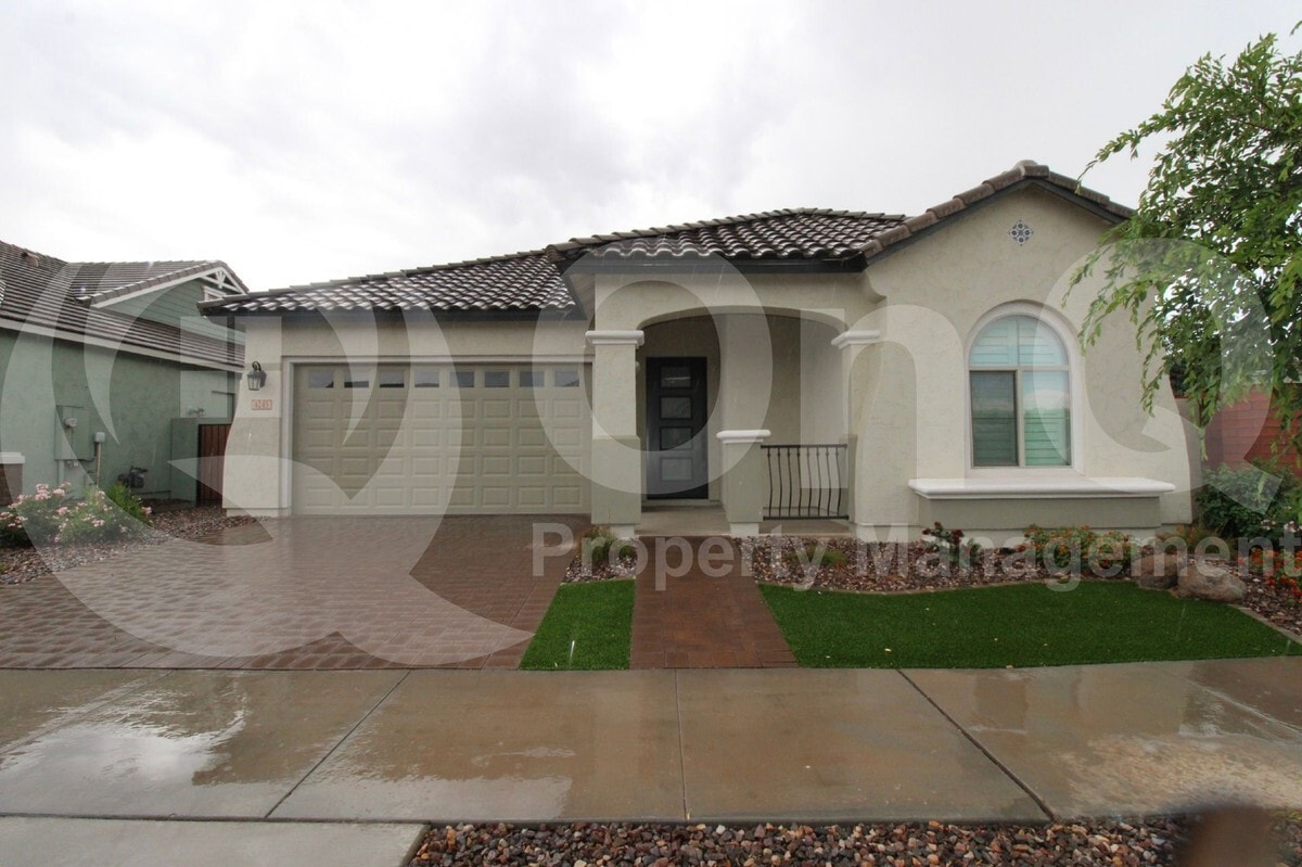 Primary Photo - 4245 E Bernice St
