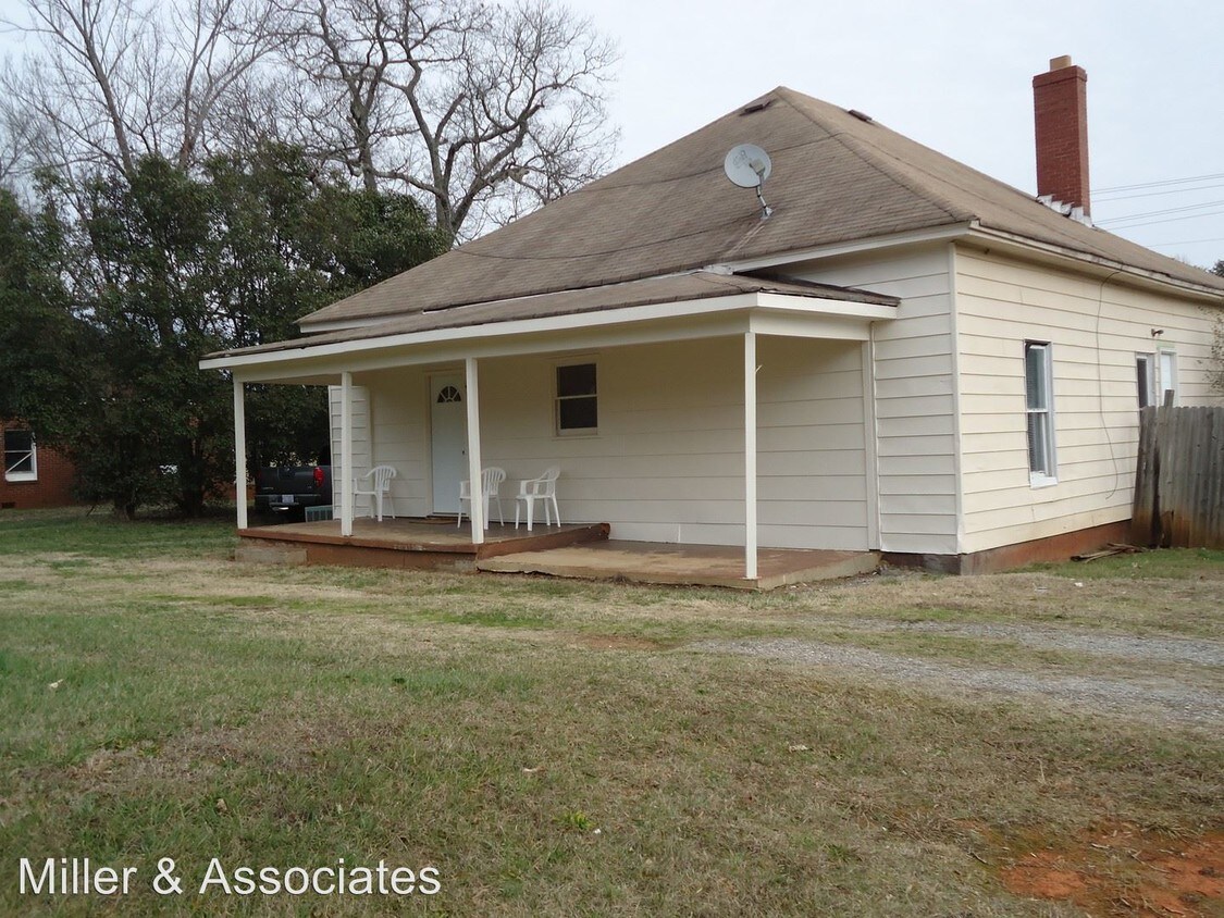 16001602 N Rankin Ave, Newton, NC 28658 Room for Rent in Newton, NC