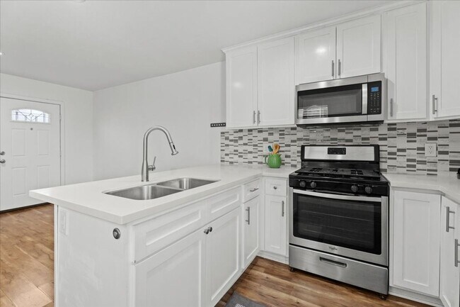 Foto del edificio - Modern Detached 3 Bedroom House with Private 2 Car Garage and Patio