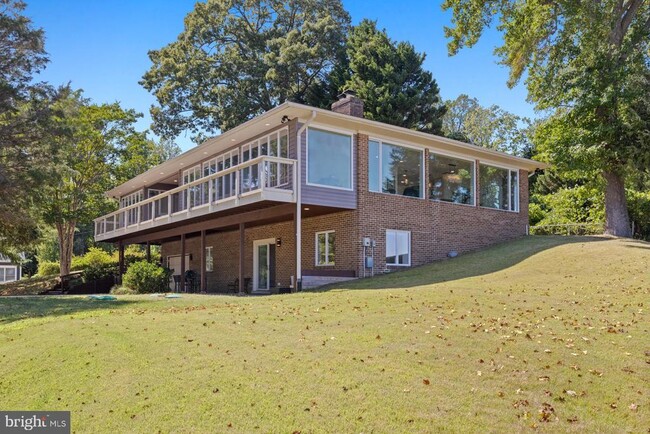 Building Photo - 5510 Beach Dr