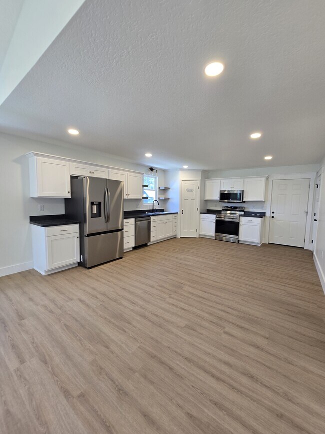 Foto del edificio - 6446 Navarre Rd SW