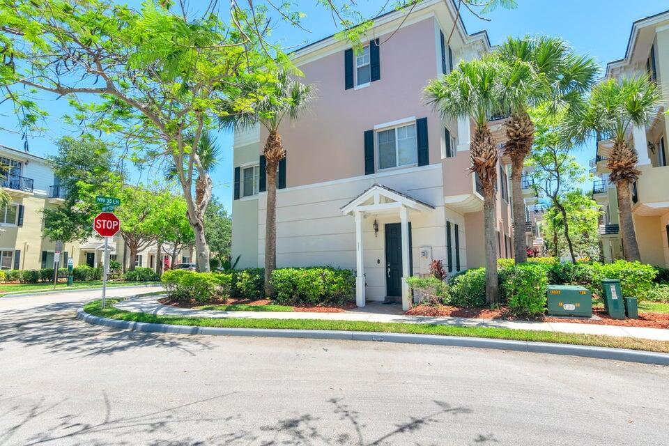 Foto principal - 581 NW 35th Ln
