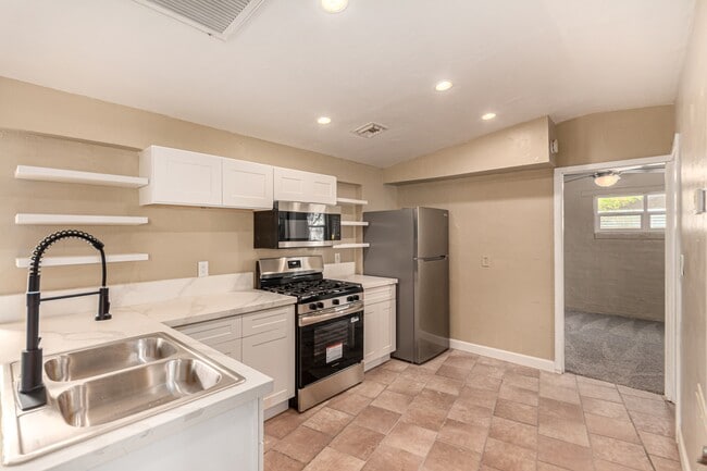 Building Photo - 350 E Kelso St