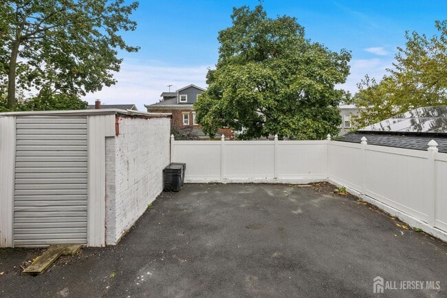 Building Photo - 213 Maple Ave