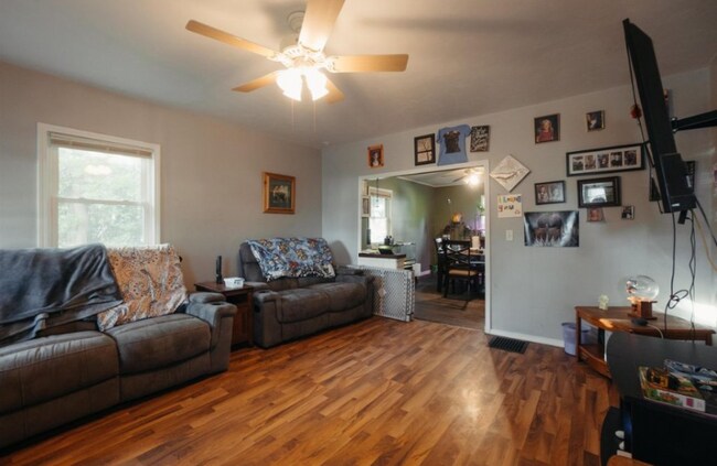 Foto del edificio - 335 W 9th St