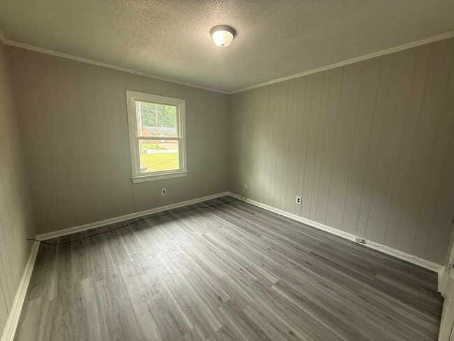 Building Photo - 1704 Snowden Dr SE