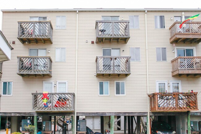 Foto del edificio - Stunning Waterfront Condo with Deep Water Access!