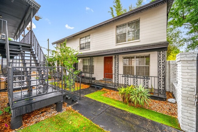 Foto del edificio - Renovated Seminole Heights Townhome with Laundry Included
