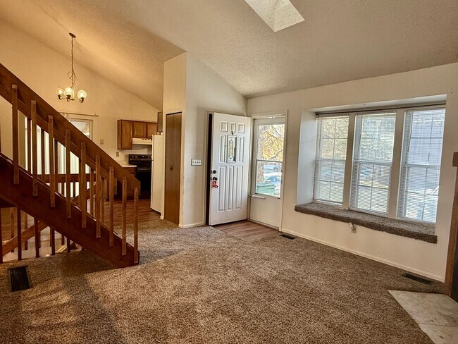 Foto del edificio - Open Tri-Level Townhome With Tons Of Space...