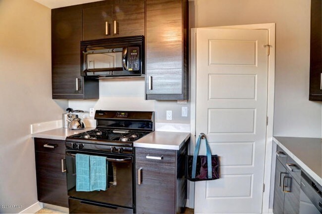 Full Kitchen - 822 E Montecito Ave