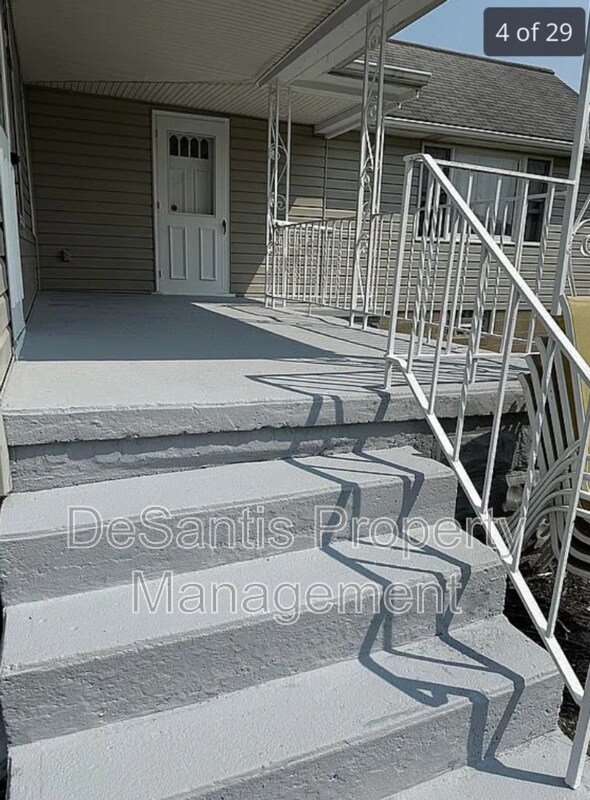 Foto del edificio - 81 Maple Ave