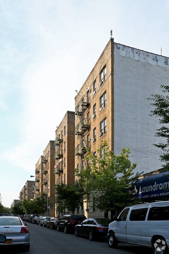 Building Photo - 9-23 Thayer St