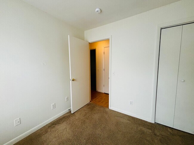 Building Photo - 4 Bedroom 2 Bath Condo