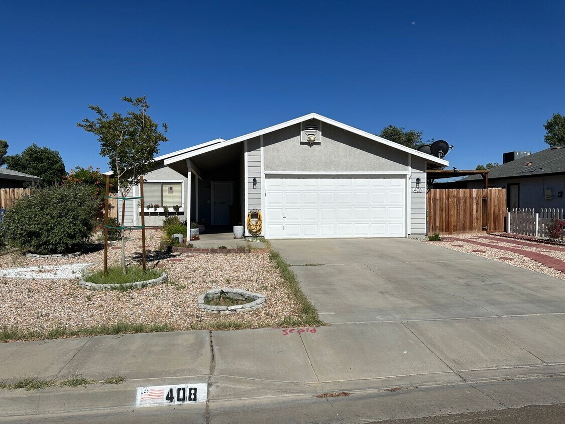 Foto principal - 3 bed, 2 bath home available for rent 8/6/25!
