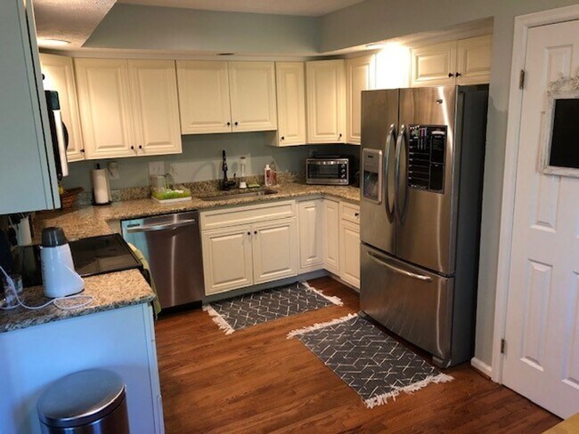 Foto del edificio - Meticulously Maintained 3Bedroom EOG Townh...