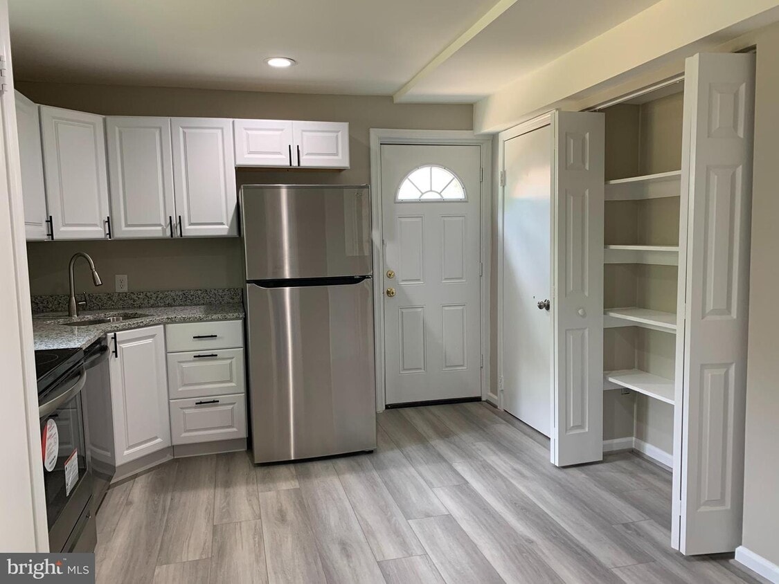 Foto principal - 9808 Botsford Rd