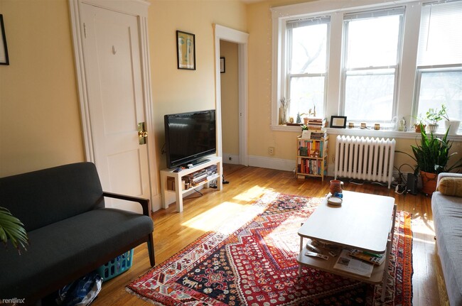 Building Photo - 1 br, 1 bath  - 44 Quint Ave 8