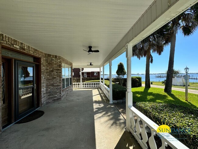 Foto del edificio - Welcome to Your Dream Waterfront Home!