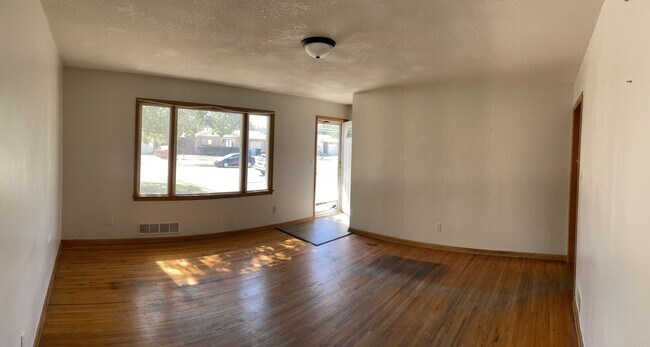 Building Photo - Plenty of Space in this Ranch Home