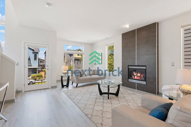 Foto del edificio - Bright 3BR Free-Standing Condo with A/C, 2-Car Garage & Easy I-5 Access
