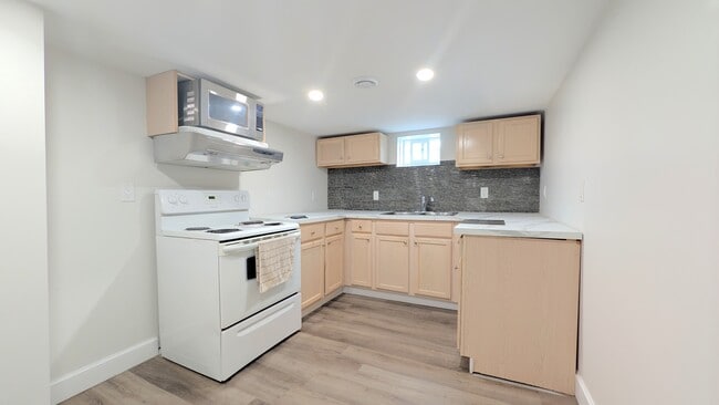 Building Photo - 1227 Gladstone Ave