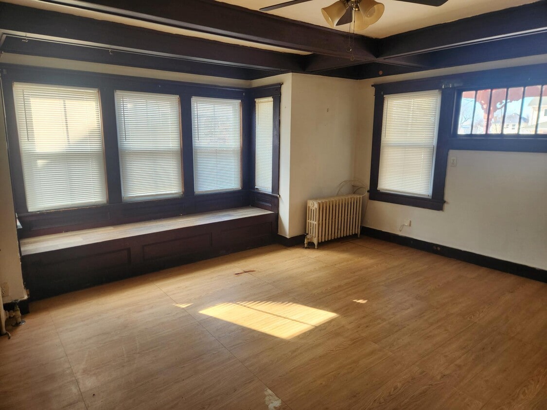 Primary Photo - 37 Jennings Ave