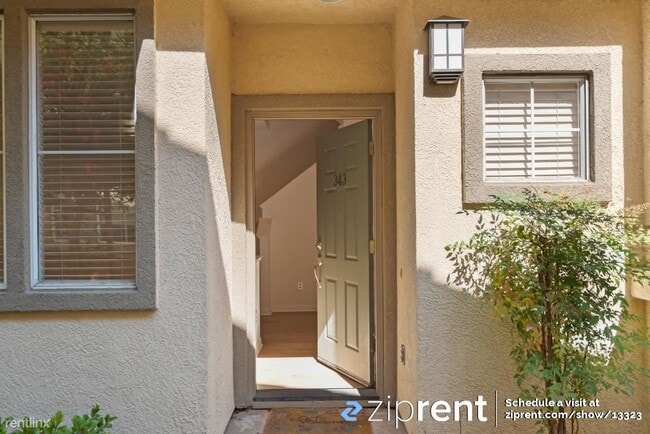Building Photo - 3 br, 2.5 bath Townhome - 343 Oleander Dr,...