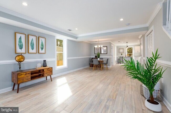 Foto del edificio - Contemporary Three-Bedroom in the Heart of...